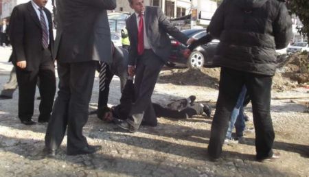 Valilik Önünde Polise Bıçak Çekti