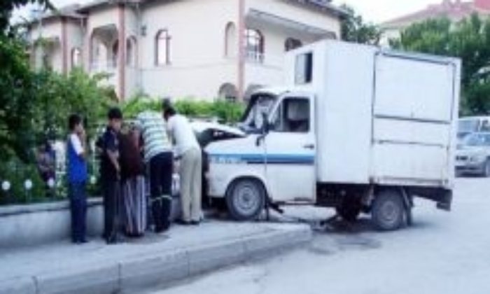 Kamyonet Bahçe Duvarına Çarptı