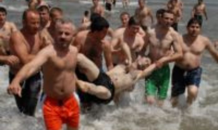 Denizde Beyin Kanaması Geçirdi