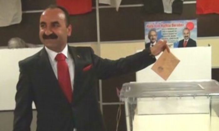 Saim Topgül Mazbatasını Alıyor