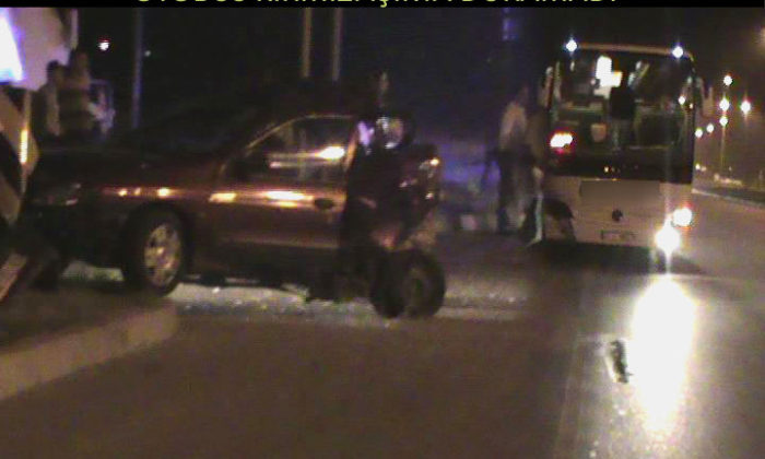 Kırmızı Işıkta Bekleyen Araca Çarptı