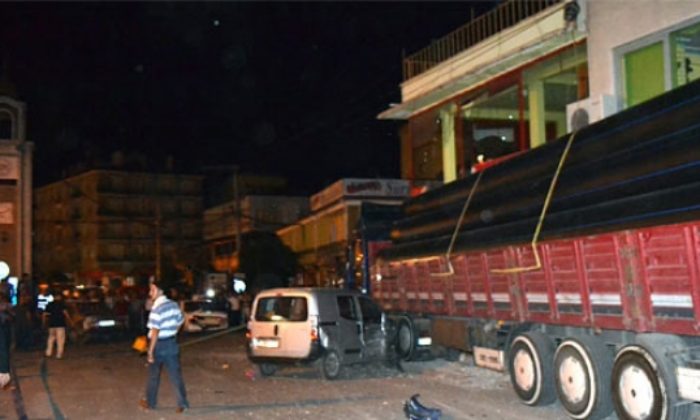 TIR, 15 Araca Çarpıp 2 Dükkana Girdi‎