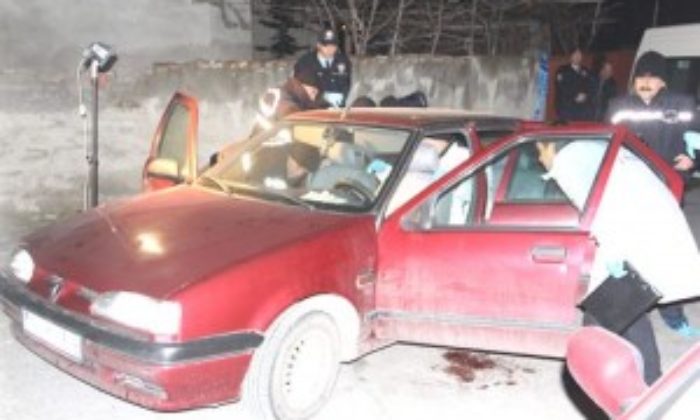 Otomobilinde Bıçaklandı