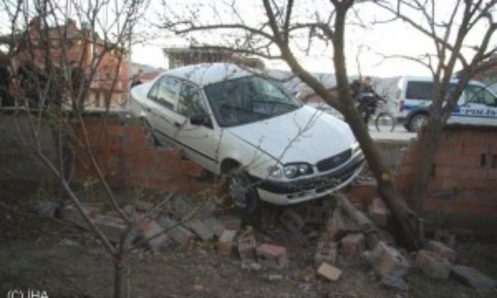 Kadın Sürücü Öğrencilere Çarptı
