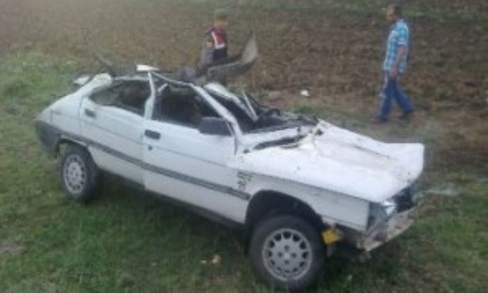 Kontrolden Çıkan Otomobil Tarlaya Uçtu: 2 Yaralı