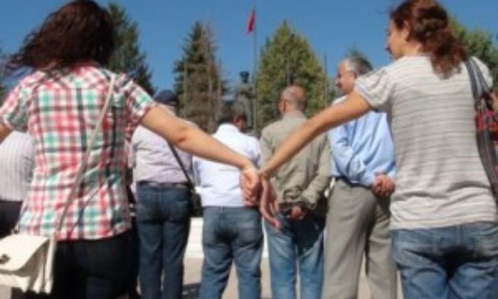 Duran Adamlar Ellerini Kelepçeledi