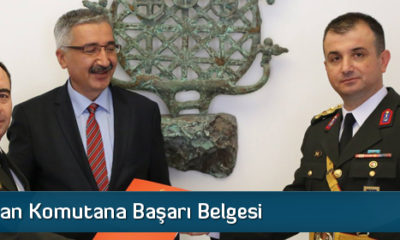 Duygulanan Komutana Başarı Belgesi