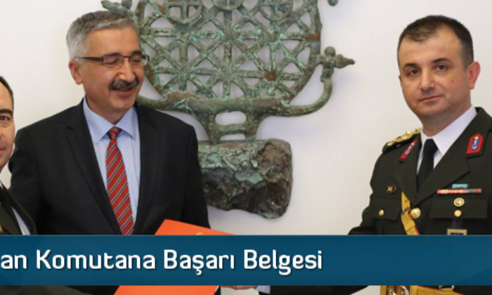 Duygulanan Komutana Başarı Belgesi