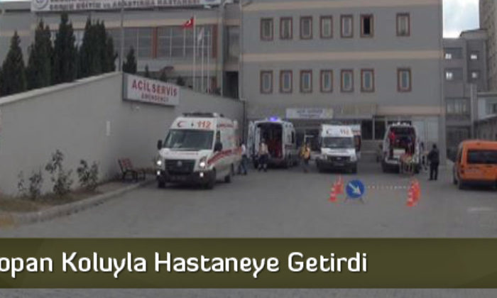 Oğlunu Kopan Koluyla Hastaneye Getirdi