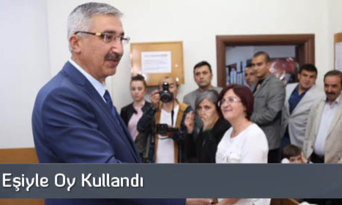 Vali Kılıç, Eşiyle Oy Kullandı