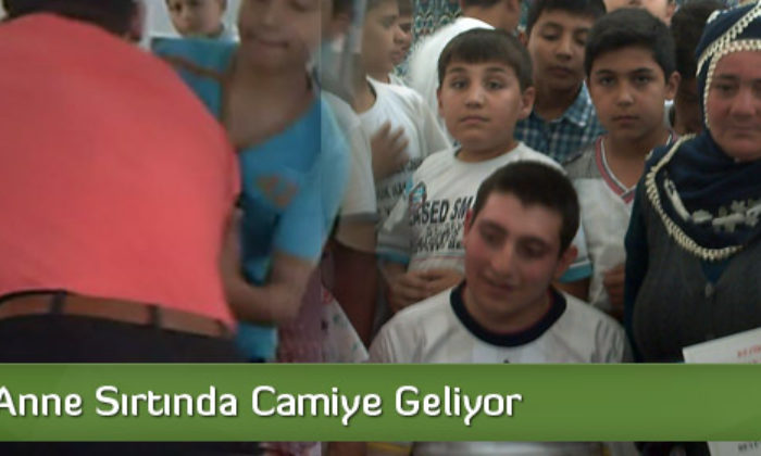 Her Gün Anne Sırtında Camiye Geliyor