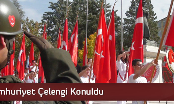 Anıta Cumhuriyet Çelengi Konuldu