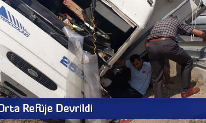 Kamyon Orta Refüje Devrildi