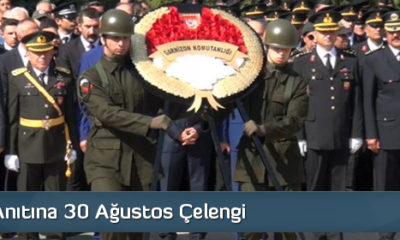 Atatürk Anıtına 30 Ağustos Çelengi