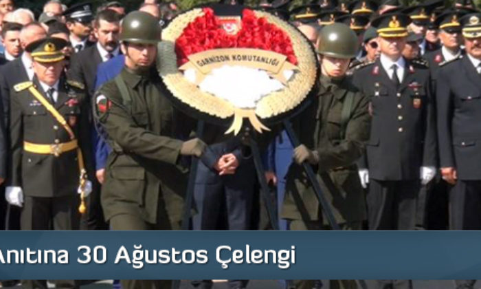 Atatürk Anıtına 30 Ağustos Çelengi