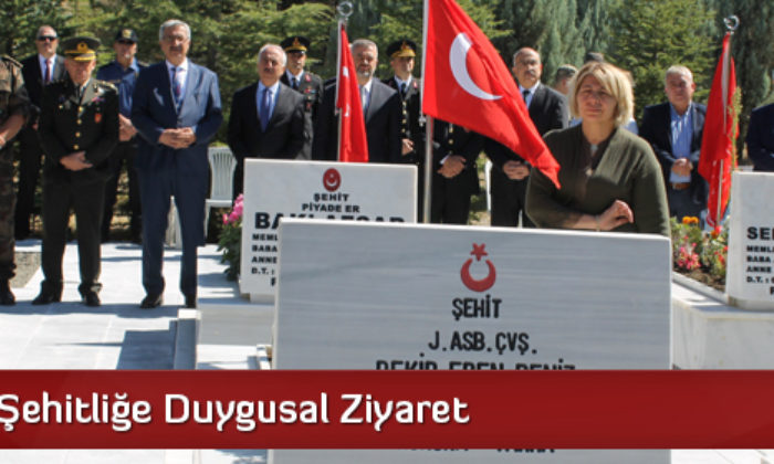 Şehitliğe Duygusal Ziyaret