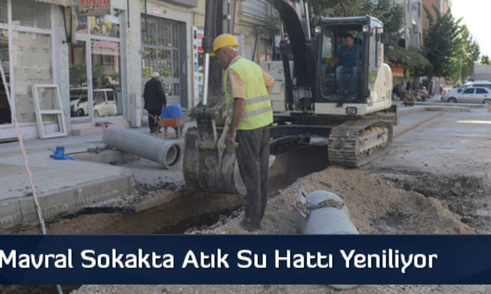 Mavral Sokakta Atık Su Hattı Yeniliyor