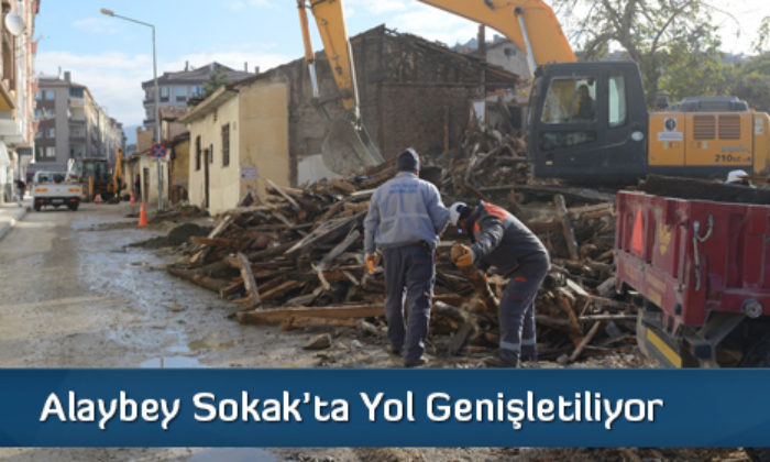 Alaybey Sokak’ta Yol Genişletiliyor