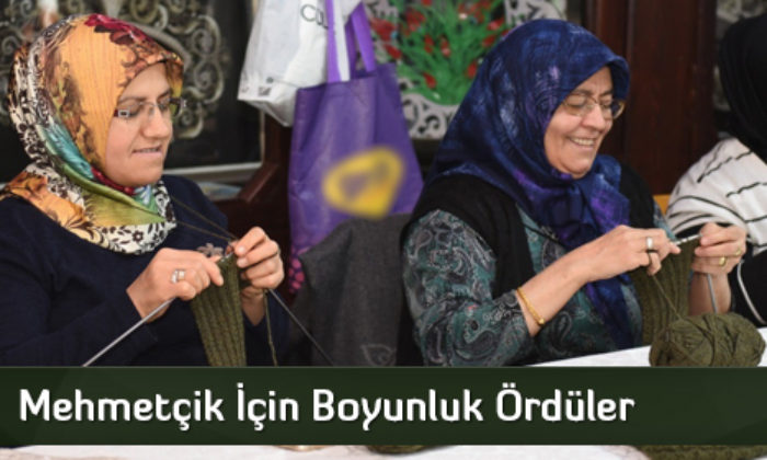 Mehmetçik İçin Boyunluk Ördüler