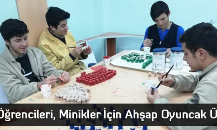 Lise Öğrencileri, Minikler İçin Ahşap Oyuncak Üretiyor