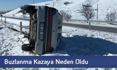 Otomobil Bariyerlere Çarparak Devrildi  