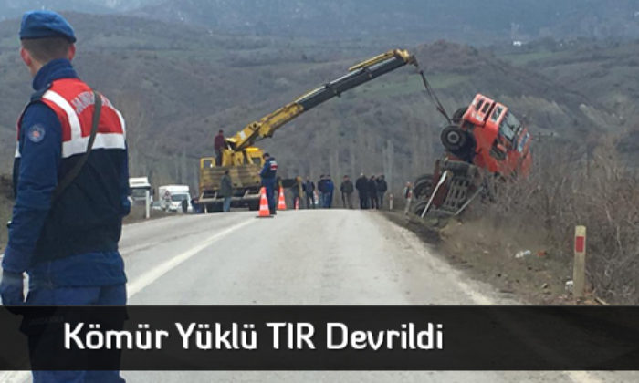 Kömür Yüklü TIR Devrildi