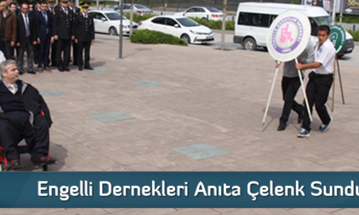 Engelli Dernekleri Anıta Çelenk Sundu