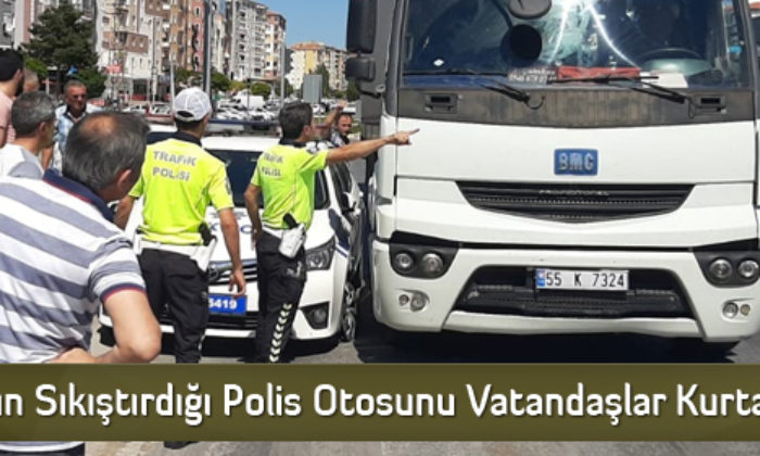 Tırın Sıkıştırdığı Polis Otosunu Vatandaşlar Kurtardı