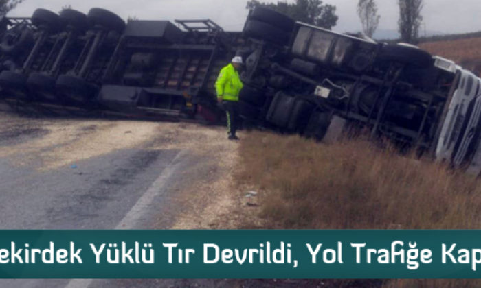 Çekirdek Yüklü Tır Devrildi, Yol Trafiğe Kapandı