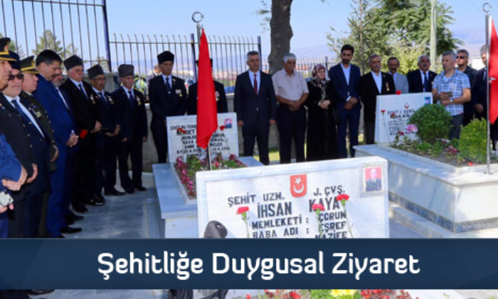 Şehitliğe Duygusal Ziyaret