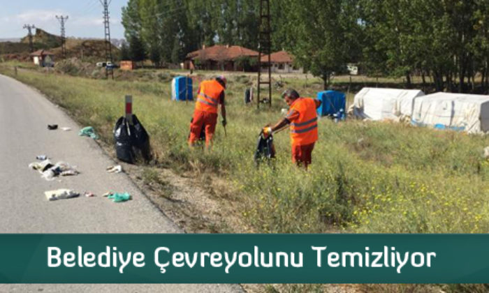 Belediye Çevreyolunu Temizliyor