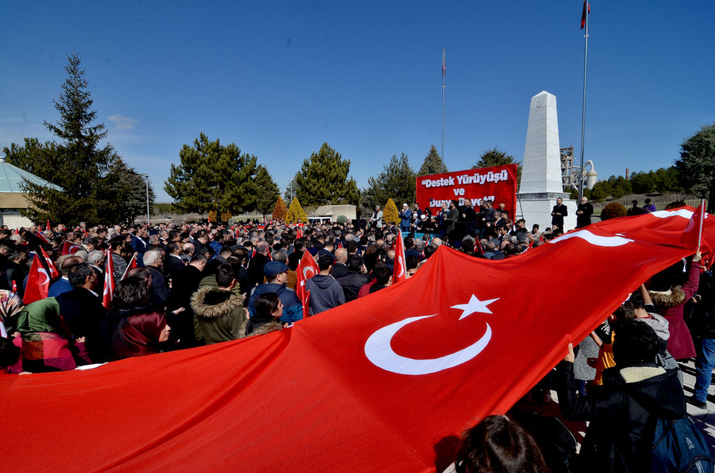 Çorum'da "Şehitlere Saygı" yürüyüşü düzenlendi. Çorum Belediyesinin çağrısı üzerine Atatürk Anıtında bir araya gelen vatandaşlar, ellerinde Türk bayraklarıyla, "Şehitler ölmez vatan bölünmez" sloganları atarak Çorum Şehitliğine kadar yürüdü. Şehitlik'te şehitler için Kuran okunup dua edildi. ( Kemal Ceylan - Anadolu Ajansı )