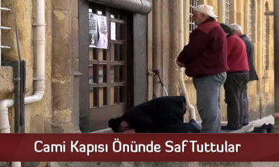 Cami Kapısı Önünde Saf Tuttular