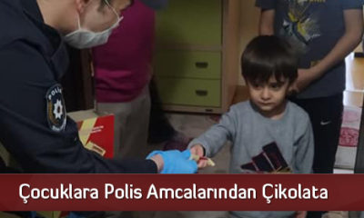 Evden Çıkamayan Çocuklara Polis Amcalarından Çikolata