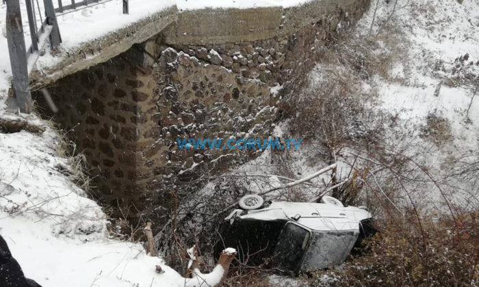 Otomobil Dereye Uçtu