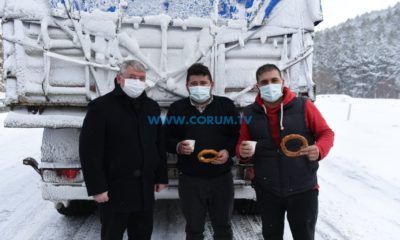 Yolda Kalanlara Çay ve Simit İkramı