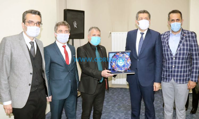 Türk Eğitim Sen’den Bakan Selçuk’a Plaket