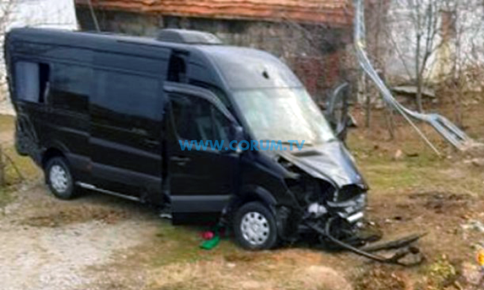 Osmancık’ta Yoldan Çıkan Minibüs Menfeze Çarptı