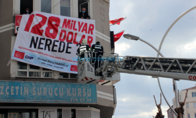 Afiş Protestolar Eşliğinde Kaldırıldı