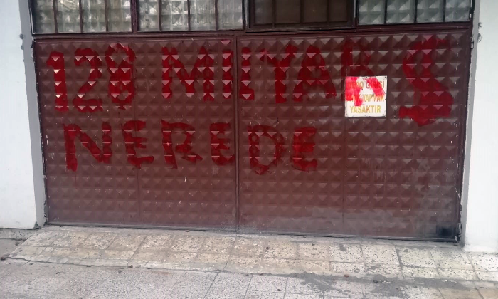 Vatandaş Evinin Kapısına Yazdı: 128 Milyar Dolar Nerede?