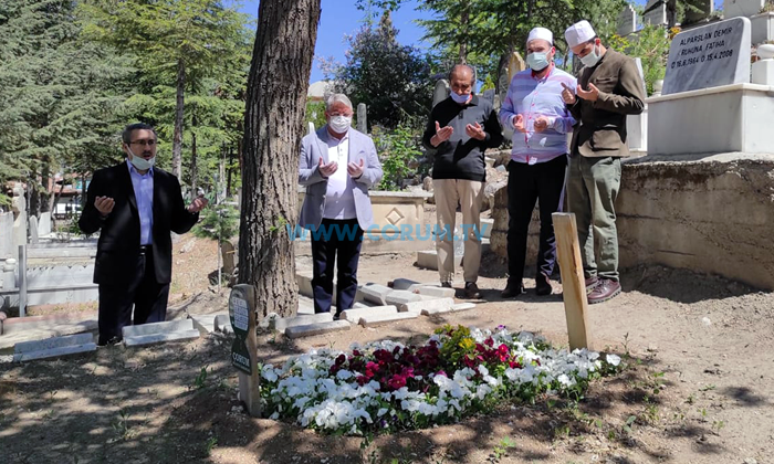 Aşgın, Arif Ersoy’un Mezarını Ziyaret Etti