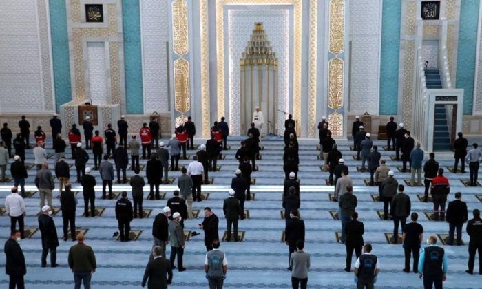Bayram Namazı Camilerde Kılınacak