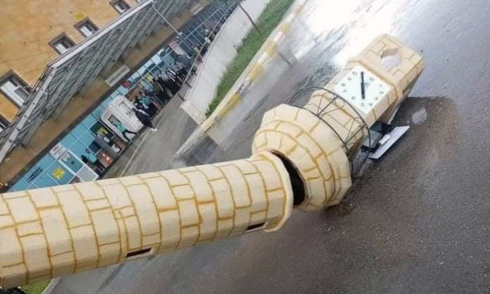 Maket Saat Kulesi Devrildi