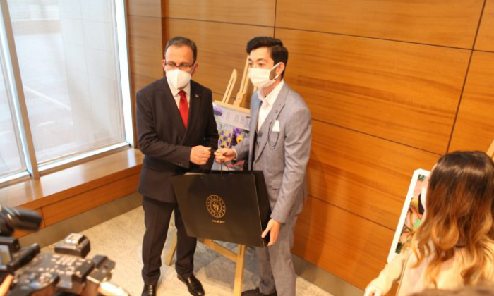 Ödülünü Bakan Kasapoğlu’ndan Aldı