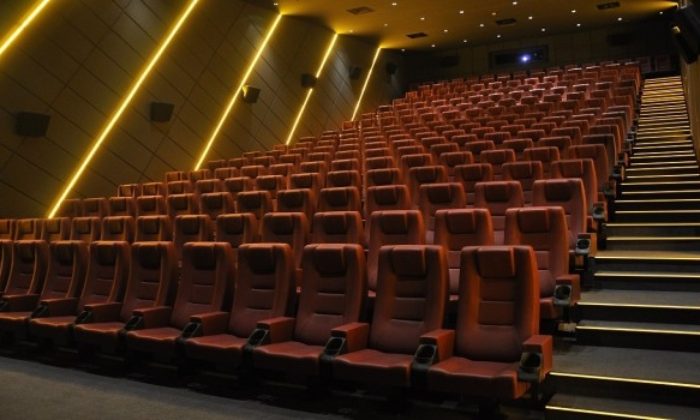 Sinema Salonlarının Açılması Ertelendi
