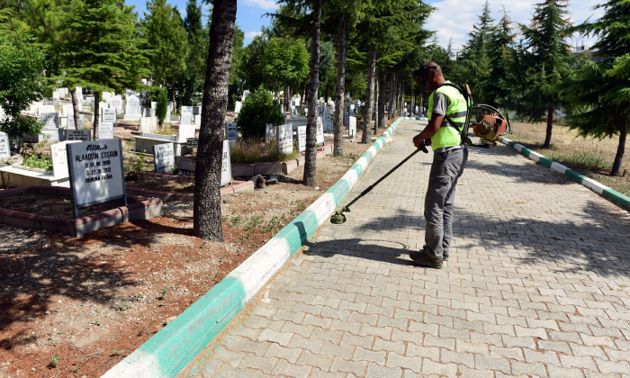 Mezarlıklar Bayrama Hazır