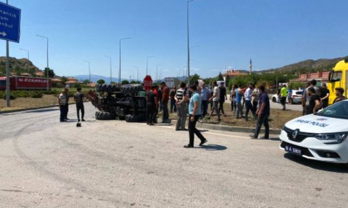 TIR ile Traktör Çarpıştı