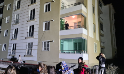 Virüse Yakalanan Solist Programa Balkondan Katıldı