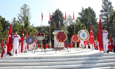 Zafer Bayramında Ata’ya Saygı