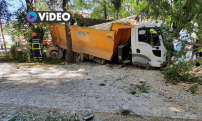 Freni Boşalan Kamyon Parka Daldı!